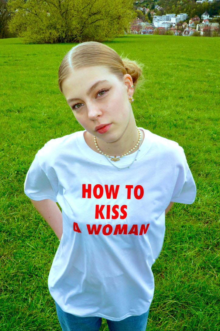 HOW TO KISS A WOMAN SHIRT💋